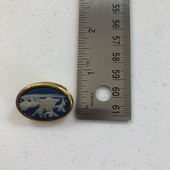 Vintage cherub and horse carriage cameo brooch - Picture 4 of 4